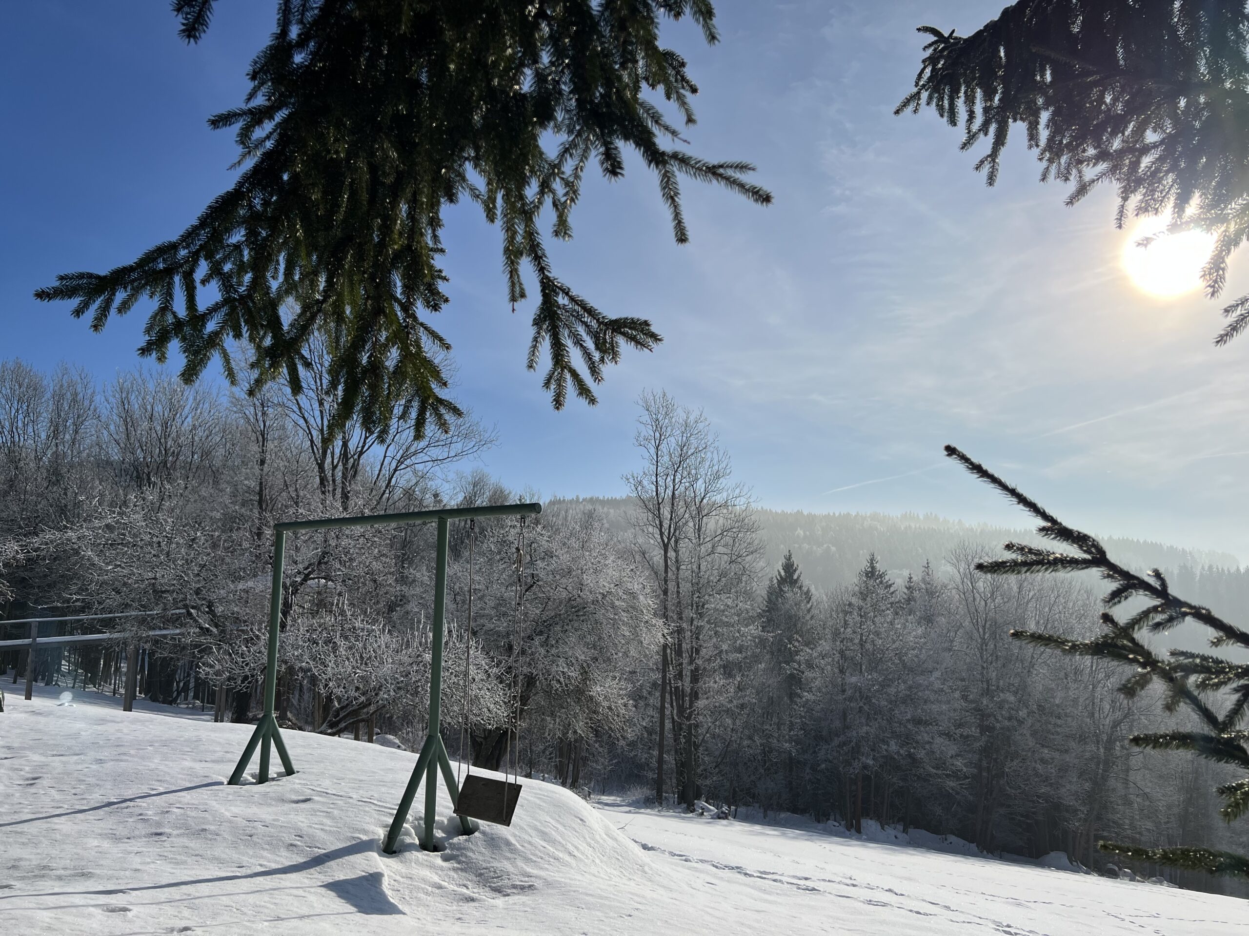 zasněžená houpačka na zahradě zasněžená houpačka na zahradě