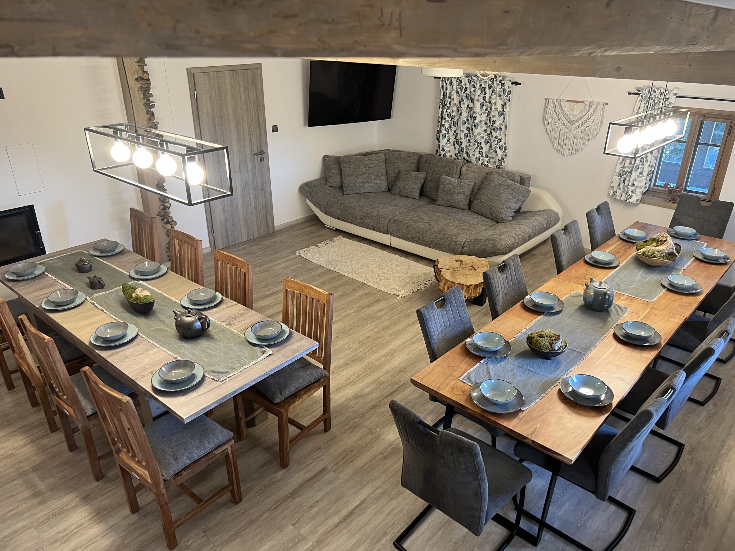 Společenská místnost s televizí a krbem Společenská místnost