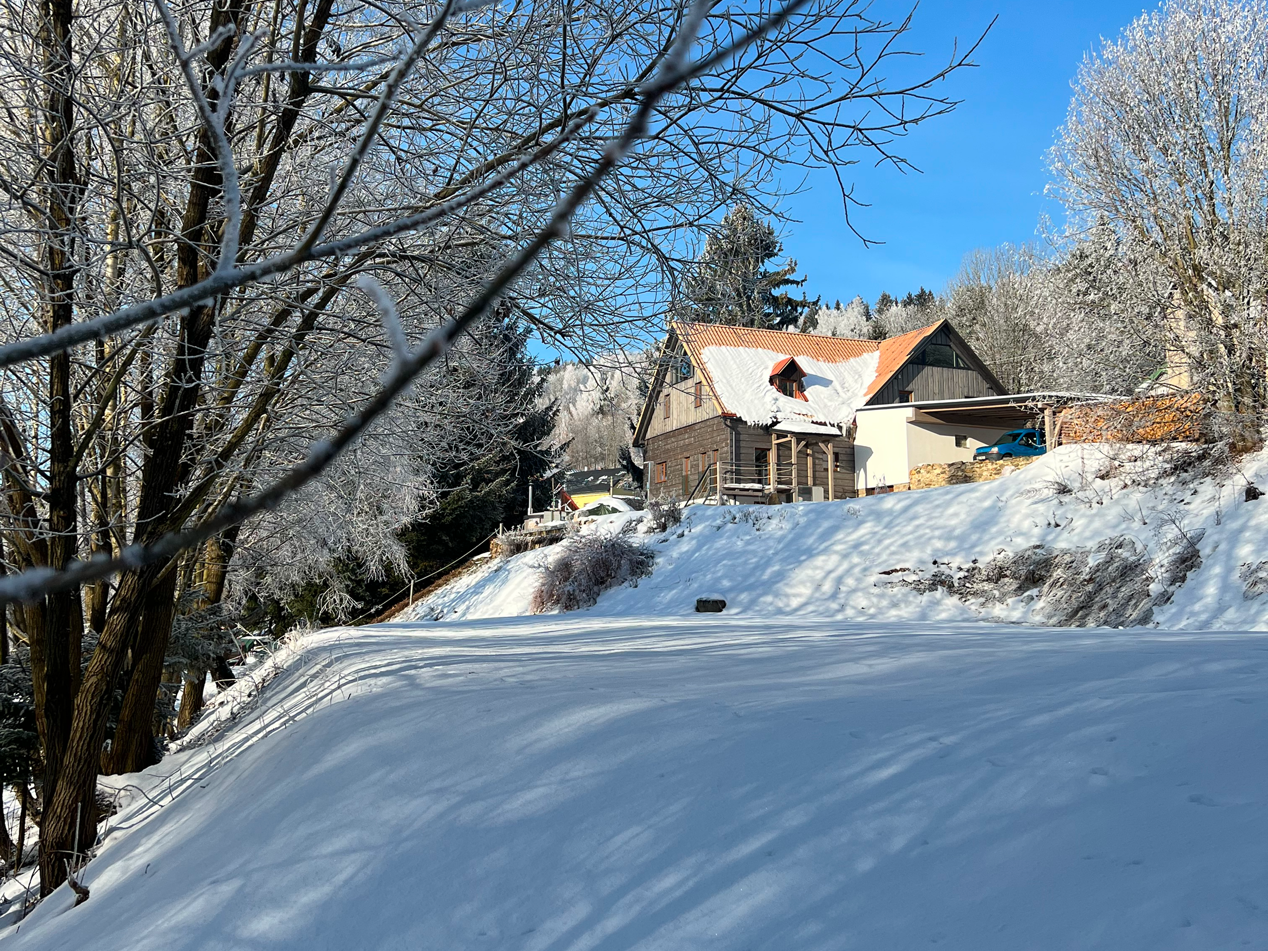 Pohled na chatu zvenku Pohled na chatu zvenku